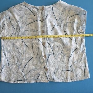 Tahari 100% Linen Tropical Palm Leaf top print with button detail in back, Mediu